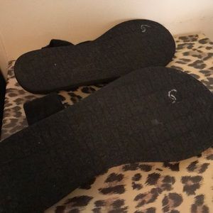 Sanuk Shoes - Very cute SANUK sandals in size 7 Sanuk Shoes - Very cute SANUK sandals in size 7